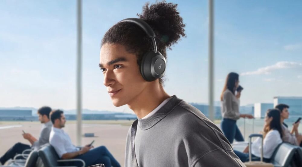 SOUNDCORE Space One Pro ANC słuchawki nauszne składane mobilność komfort podróż użytkowanie, osoba z założonymi słuchawkami nausznymi