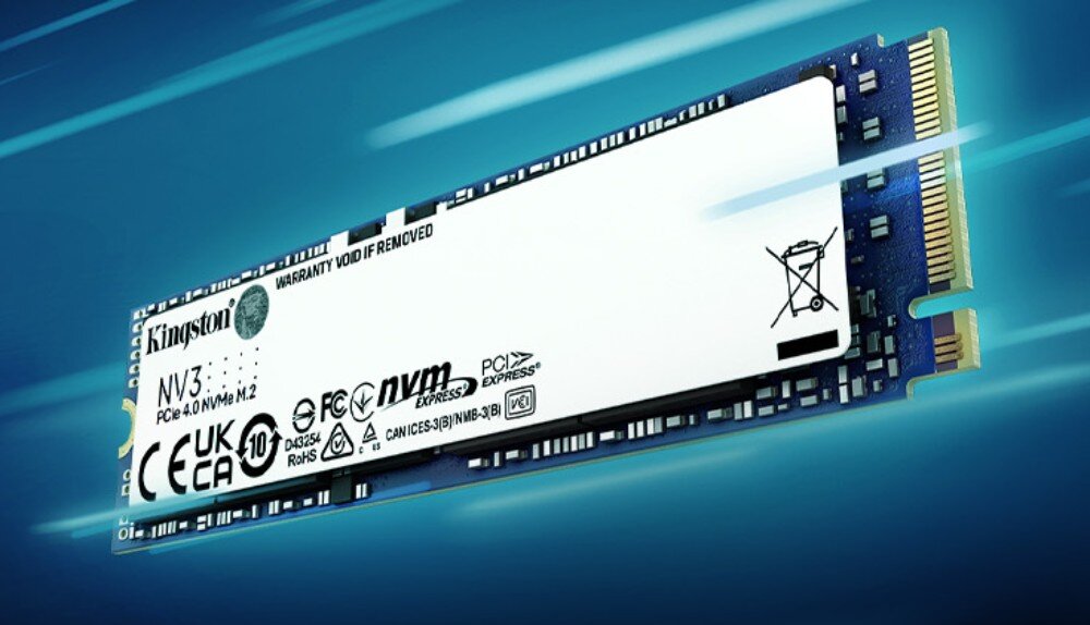 Na obrazie widoczny jest dysk SSD z oznaczeniami: Kingston, NV3, PCIe 4.0 NVMe M.2 oraz różnymi certyfikatami i symbolami. Tło jest niebieskie z efektem prędkości.