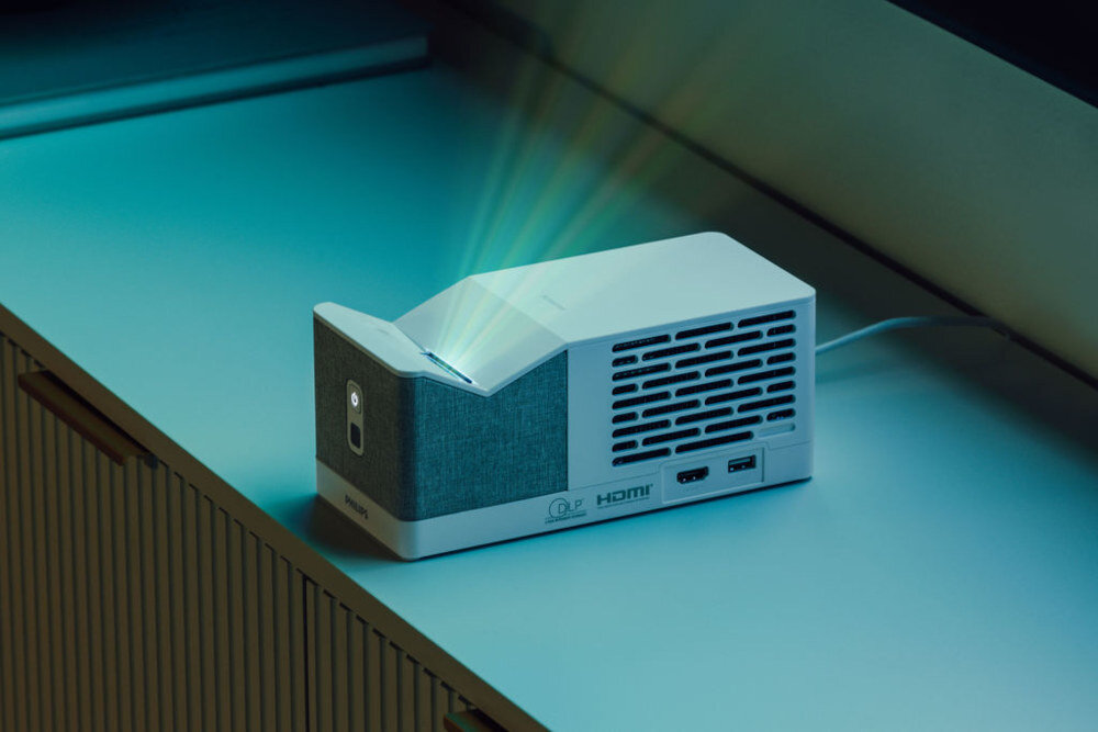 Projektor PHILIPS Screeneo UL5 Smart - Obraz pełen życia, projektor stojący na szafce wyswietlający obraz