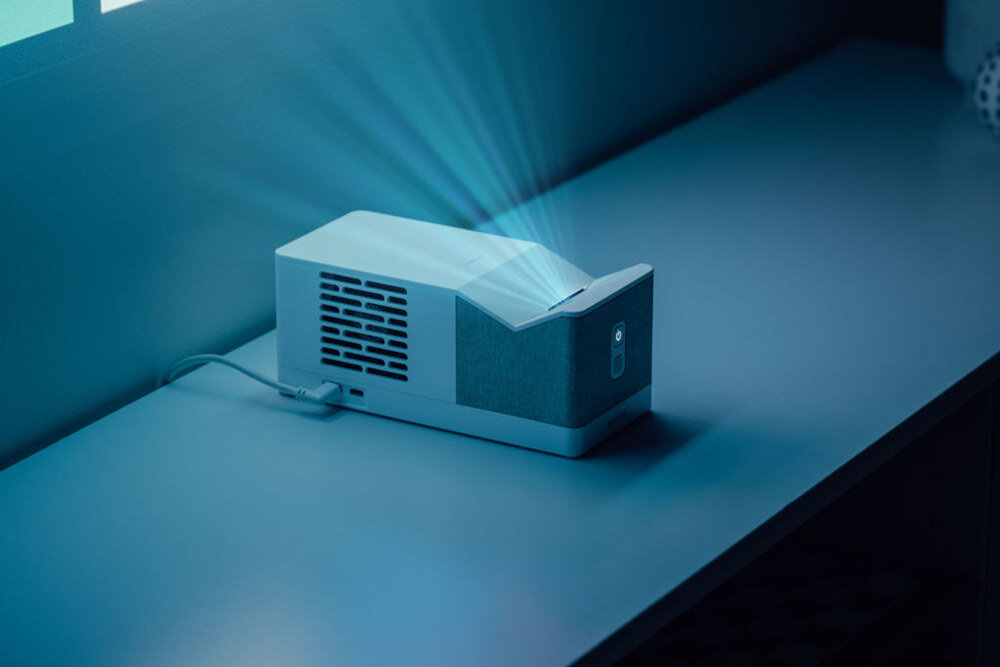 Projektor PHILIPS Screeneo UL5 Smart - Wysoka trwałość i energooszczędność, projektor wyświetlający obraz na ścianie stojący na półce