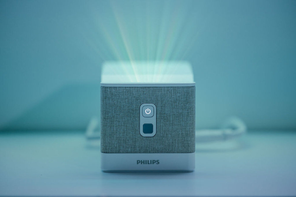 Projektor PHILIPS Screeneo UL5 Smart - Pełna gama opcji podłączenia, projektor stojący przodem, wyświetlający obraz