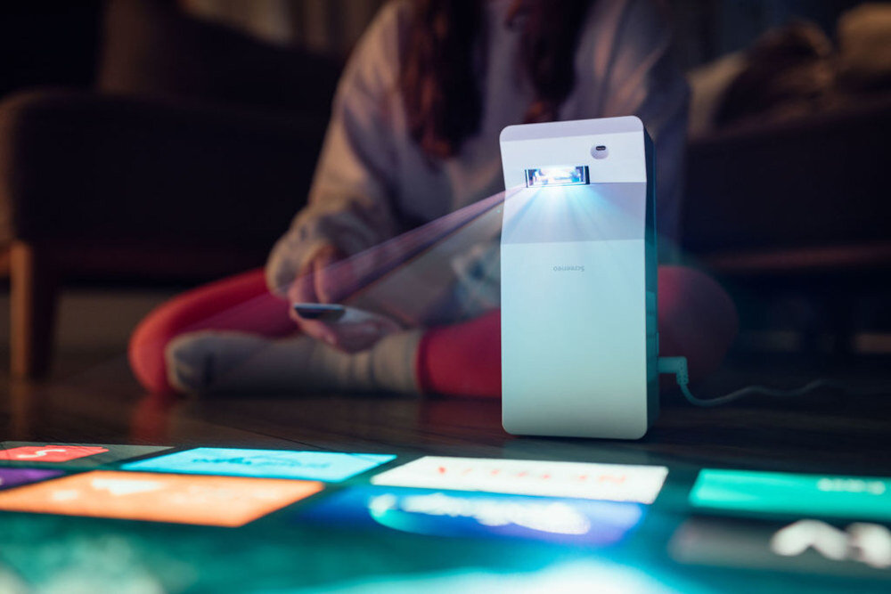 Projektor PHILIPS Screeneo UL5 Smart - Wysokiej jakości dźwięk, projektor wyświetlający obraz na stole