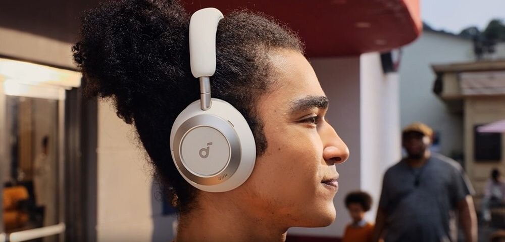 SOUNDCORE Space One Pro ANC słuchawki nauszne składane mobilność komfort podróż użytkowanie, osoba z założonymi słuchawkami nausznymi