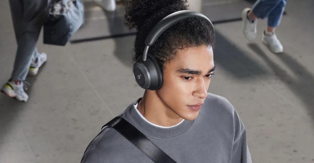 SOUNDCORE Space One Pro ANC pałąk ergonomiczny komfort noszenia brak ucisku długie użytkowanie, osoba z założonymi słuchawkami nausznymi