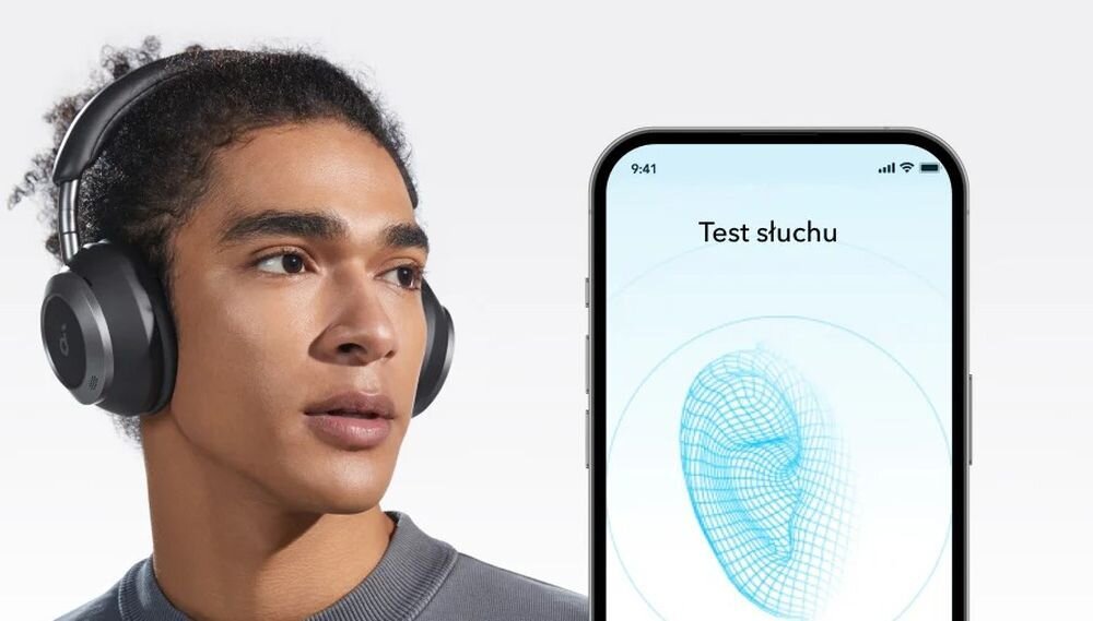 SOUNDCORE Space One Pro ANC HearID 2.0 personalizacja dźwięku profil audio aplikacja, osoba z założonymi słuchawkami nausznymi, smartfon z włączonym testem słuchu