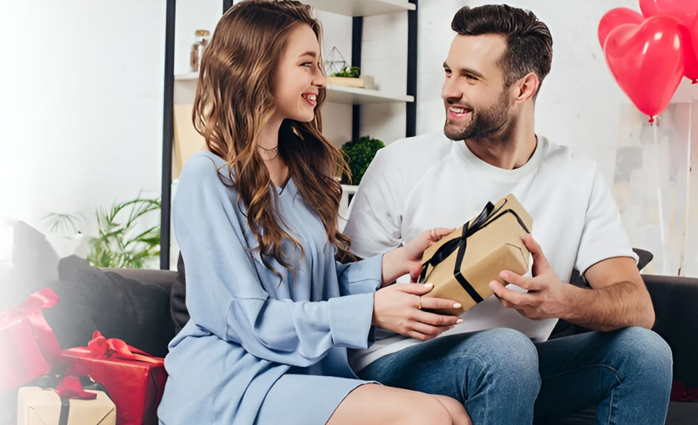 Suszarka BODYLAND BL08B03 mężczyzna wręcza kobiecie prezent Lekka konstrukcja około 450 g magnetyczna dysza obracana o 360° wszechstronne urządzenie w codziennej pielęgnacji włosów suszenie ubrań zwierząt delikatnych tkanin stylowy design zestaw praktycznych akcesoriów końcówki do stylizacji na prezent funkcjonalność elegancja