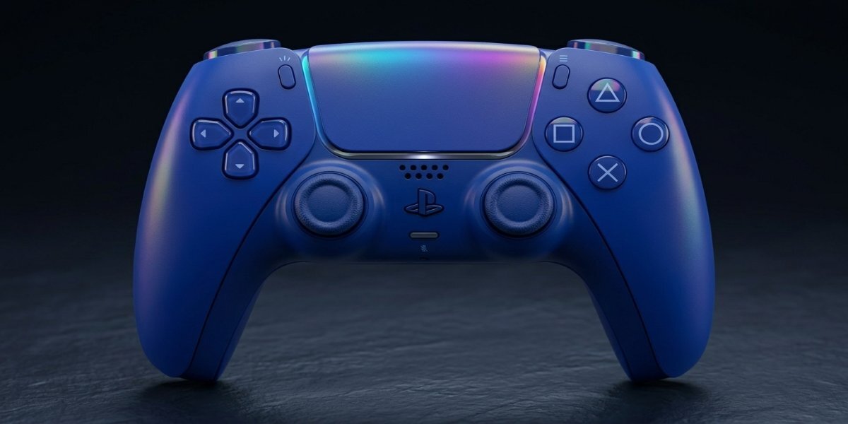 Niebieski kontroler SONY DualSense na ciemnym tle.