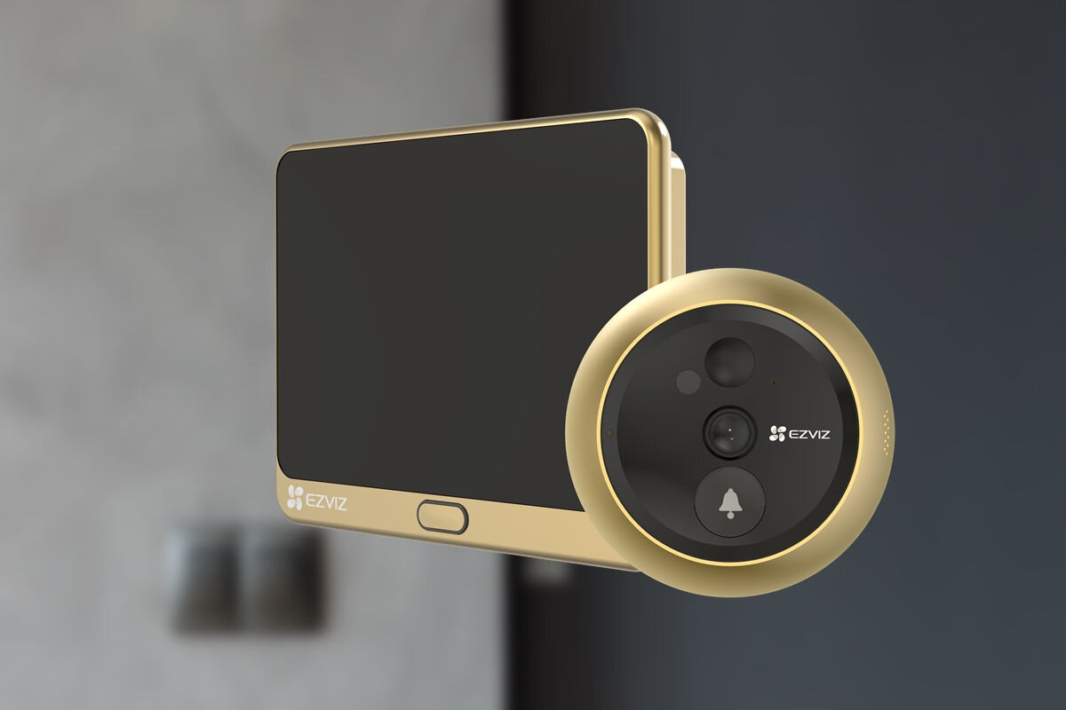 Wideo-wizjer EZVIZ DP2C Złoty, Prosty wideodzwonek, duży ekran, intuicyjna obsługa, nietuzinkowy wygląd, Kamera i ekran DP2C zawieszone na ścianie w domu, elegancki design