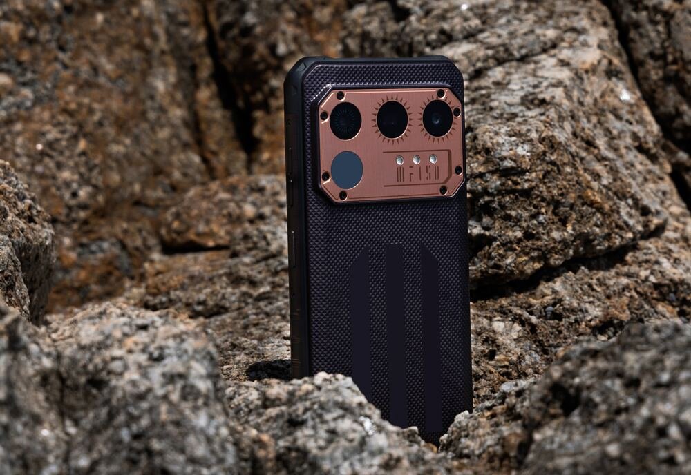 Smartfon IIIF150 Raptor bezpieczeństwo smartfon leży na skale