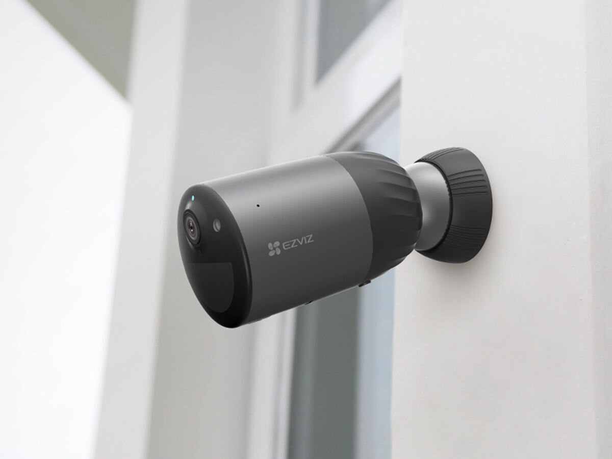 Kamera EZVIZ BC1C 4K Zewnętrzna, Wi-Fi, standardy, zaprojektowane, bezpieczeństwa, ochrona, Kamera EZVIZ zamontowana na białej ścianie na zewnątrz nowoczesnego domu