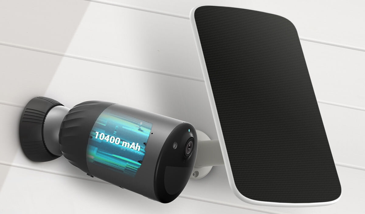 Kamera EZVIZ BC1C 4K Zewnętrzna, Wi-Fi, 180, dni, ładowanie, bateria, Kamera EZVIZ BC1C 4K z dużą baterią 10400 mAh, panel solarny na białej elewacji