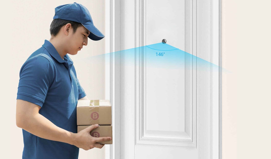 Wideo-wizjer EZVIZ CS-HP2-R100-6E2WB-GD, WiFi, zdalny, aplikacja, szyfrowanie, na białym tle kobieta obsługuje smartfon i aplikację EVZIZ