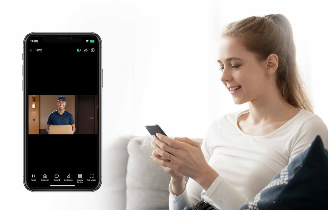 Wideo-wizjer EZVIZ CS-HP2-R100-6E2WB-GD, nocny, widok, dyskretny, solidny, kurier pod drzwiami zostawia paczkę, w tle wizualizacja szerokości kąta widzenia kamery