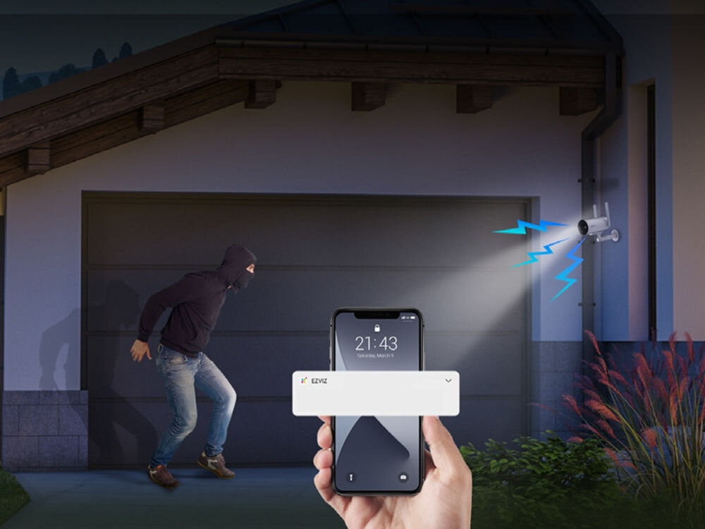 Kamera EZVIZ H5 4G 2K - Aktywna ochrona, dłoń trzymająca smartfona, złodziej próbujący włamać się do domu, kamera ostrzegająca przed zagrożeniem przymocowana do elewacji budynku