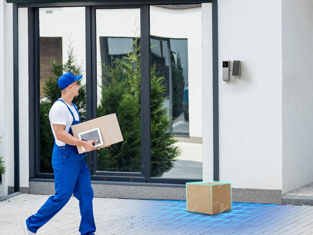 Wideodomofon EZVIZE P3X Bezprzewodowy Wi-Fi, wykrywanie paczek, zapobieganie kradzieży, powiadomienie natychmiast, spokój, Kurier z paczką w niebieskim stroju, paczka widoczna pod drzwiami, dzwonek P3X