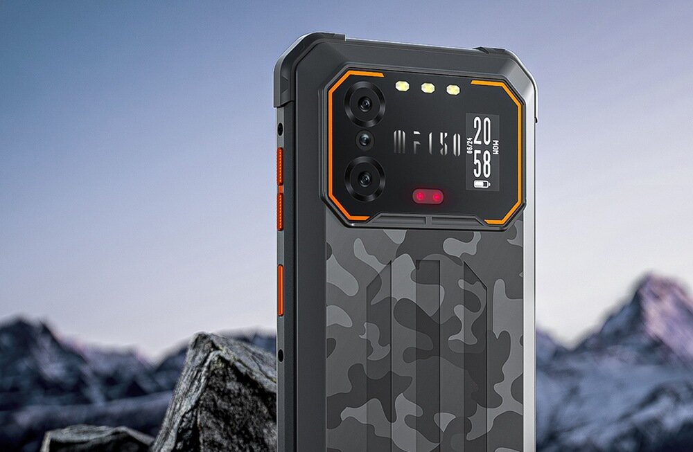 Smartfon IIIF150 B2 na tle skał