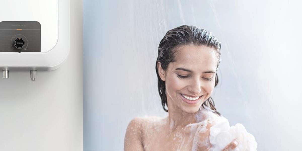 BOJLER ELEKTRYCZNY MIDEA NADUMYWALKOWY D10-20VD1 10L zdjęcie lifestyle wizualizacja kobieta piana prysznic Zaawansowane zabezpieczenia bezpieczeństwo ochrona ShowerSafe zawór bezpieczeństwa wodoszczelna konstrukcja IPX4