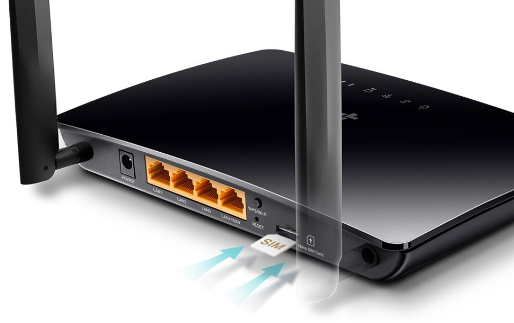 Router TP-LINK Archer MR202 4G LTE Zbliżenie na tylny panel urządzenia pokazujące moment wsuwania karty SIM do dedykowanego slotu, konfiguracja, karta nano SIM