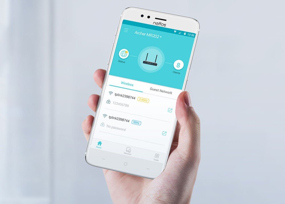 Router TP-LINK Archer MR202 4G LTE Dłoń trzymająca biały smartfon z widocznym na ekranie interfejsem aplikacji do zarządzania siecią, aplikacja, zarządzanie, funkcje