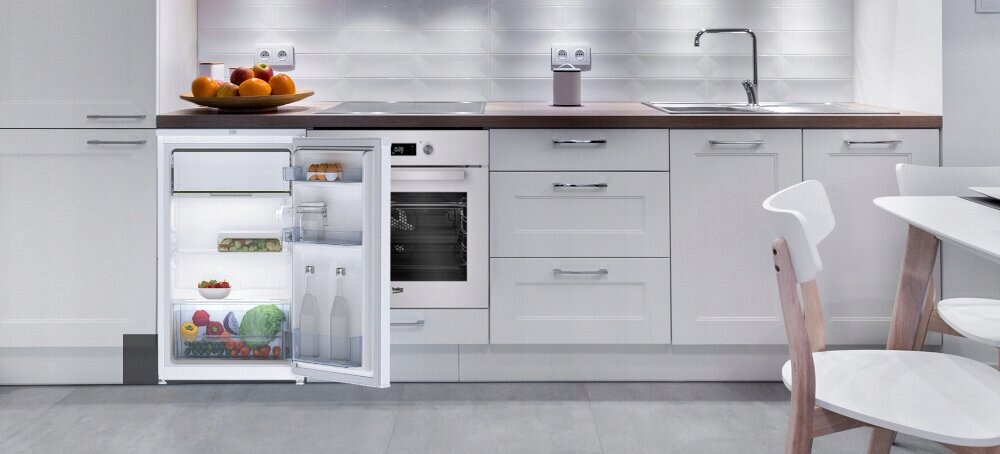 LODÓWKA BEKO TS190340SN zdjęcie lifestyle otwarta wnętrze kuchnia zabudowa front szuflada komora warzywa owoce półki oŚwietlenie LED światło półki na drzwiach 2 szklane półki, pojemnik na warzywa oraz 3 półki na drzwiach obustronne drzwi lewo prawo zmiana kierunku