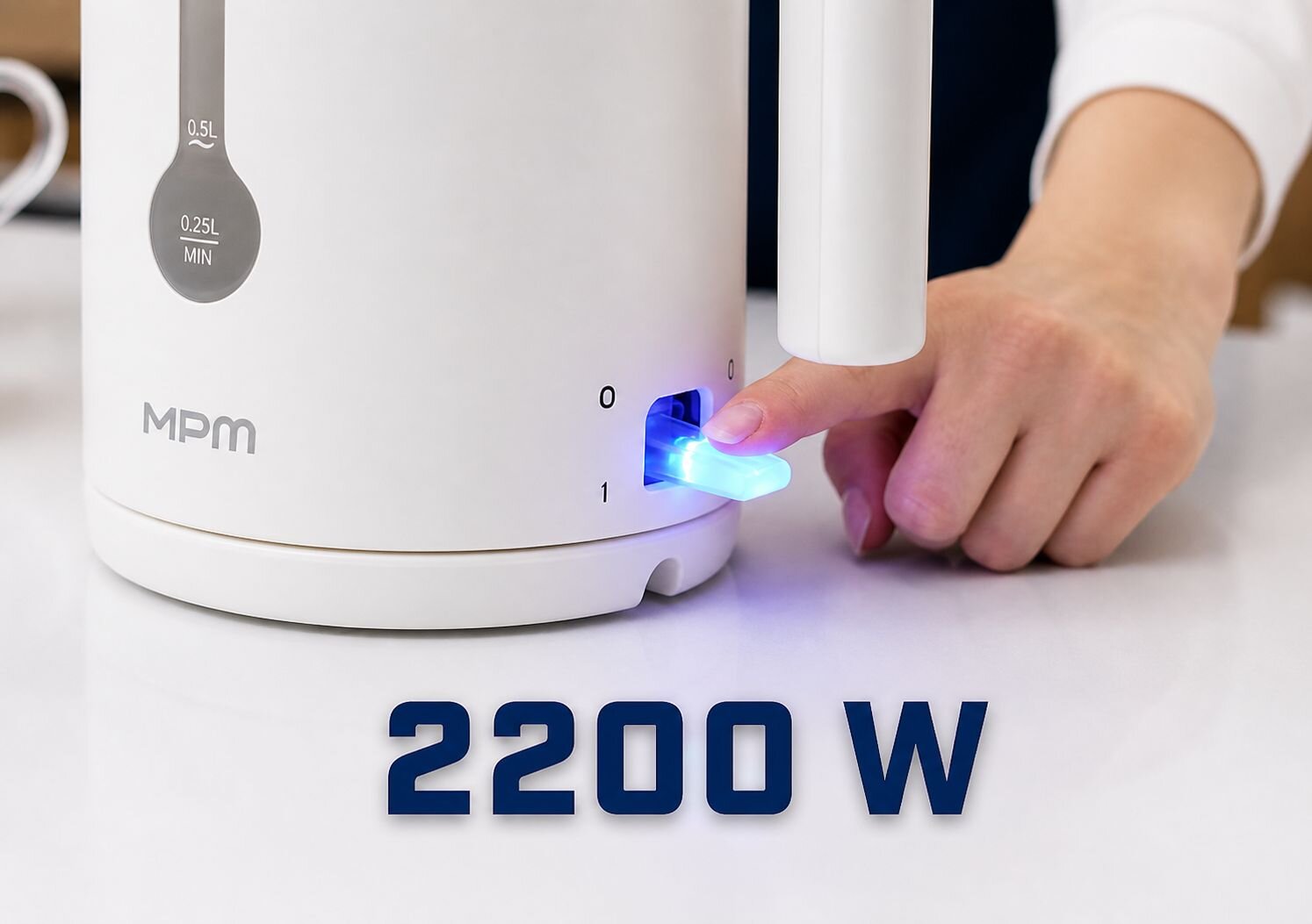Zbliżenie na świecący włącznik czajnika MCZ-127/B. Oznaczenie mocy 2200 W.