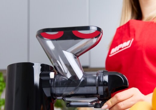 Zbliżenie na przezroczysty podajnik wyciskarki wolnoobrotowej slow juicer MSO-17.