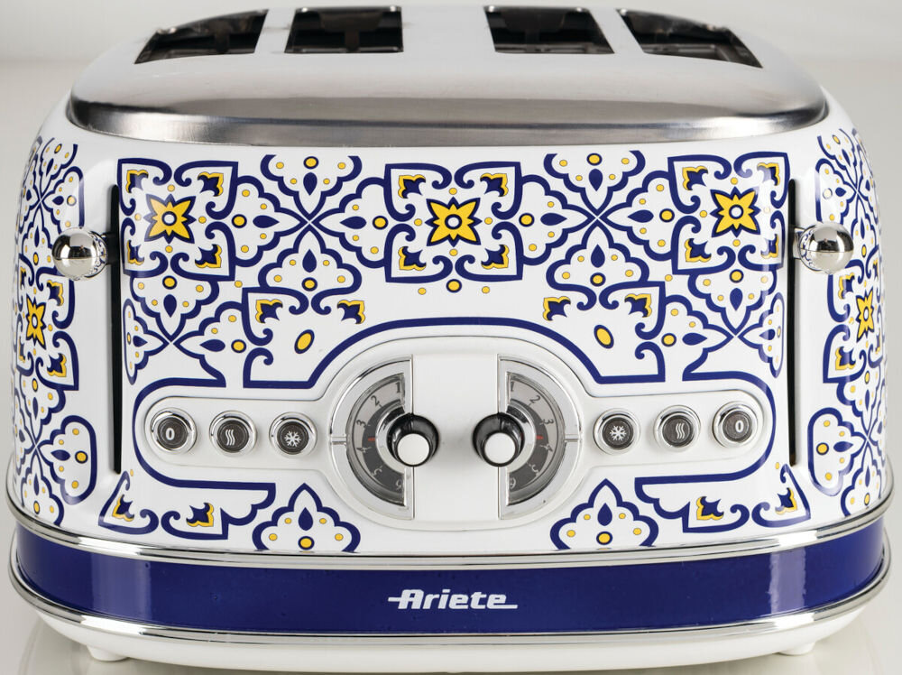 Toster ARIETE Capri 1560C wzorzysty toster otwory nóżki jasne tło śródziemnomorskie krajobrazy elegancka konstrukcja biel głębokie niebieskie wzory delikatne żółte akcenty lazurowe wybrzeża słońce Italii kompaktowy rozmiar 32 x 29 x 20,5 cm chrupiące tosty gorące kanapki szybkie rozmrażanie estetyka praktyczność towarzysz codziennych kulinarnych przyjemności moc 1600 W