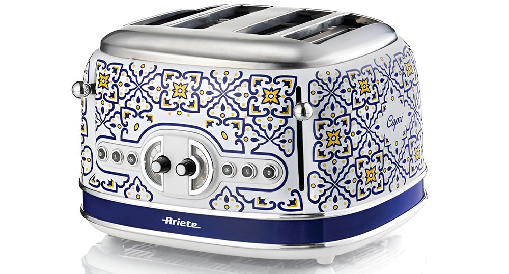 Toster ARIETE Capri 1560C toster stoi bokiem wzorzysta obudowa przyciski otwory nóżki jasne tło opiekanie czterech kanapek jednocześnie dwie niezależne strefy opiekania różnorodność funkcjonalny stylowy w każdej kuchni różne rodzaje tostów