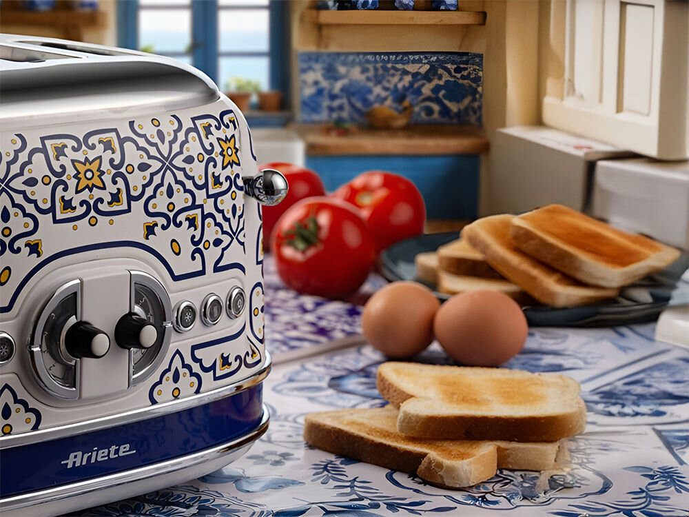 Toster ARIETE Capri 1560C zblizenie na przyciski pokrętła wzorzysta obudowa obok leżą tosty i warzywa chrupiące tosty poranne śniadania wieczorne przekąski grzanki aromatyczne kanapki przekąski na wyjątkowe spotkania ulubione dodatki optymalny smak wspaniała chrupkość