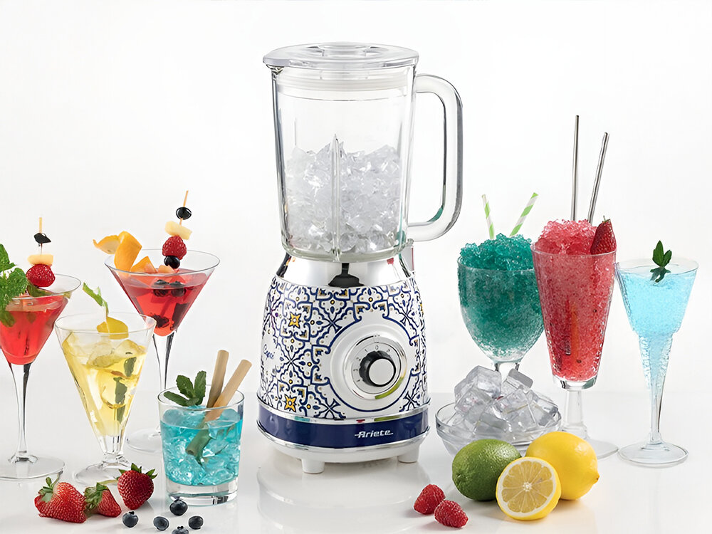 Blender kielichowy ARIETE 583 Capri białe tło blender przeźroczysty kielich pokrętło wzorzysta obudowa biało niebieska z elementami żółtego kostki lodu wewnątrz blendera kolorowe koktajle z lodem w szklankach trwałe ostrza ze stali nierdzewnej mrożone frappè orzeźwiające koktajle domowe granity dzieci dorośli wszechstronne urządzenie wyjątkowe napoje kreatywność smak