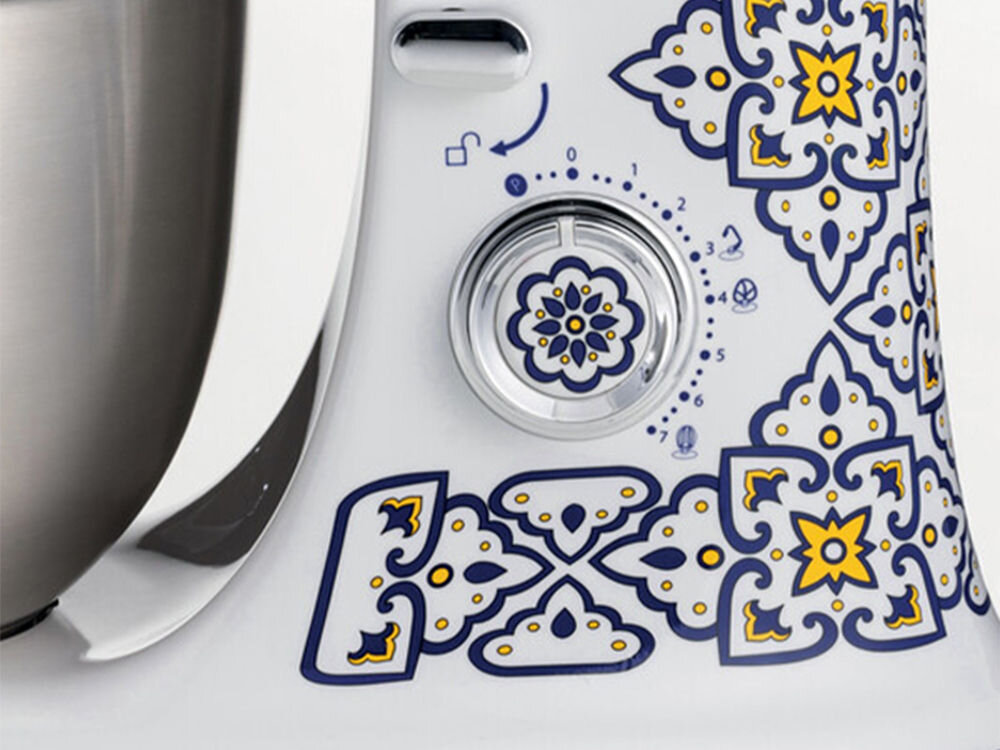 Robot kuchenny planetarny ARIETE 1588 Capri 2400W białe tło zbliżenie na pokrętło wzorzysta obudowa wszechstronne urządzenie dostosowanie prędkości obrotów płynna regulacja prędkości funkcja pracy pulsacyjnej system łagodnego startu czystość wygoda intuicyjne pokrętło maksymalny komfort dostęp dla każdego użytkownika