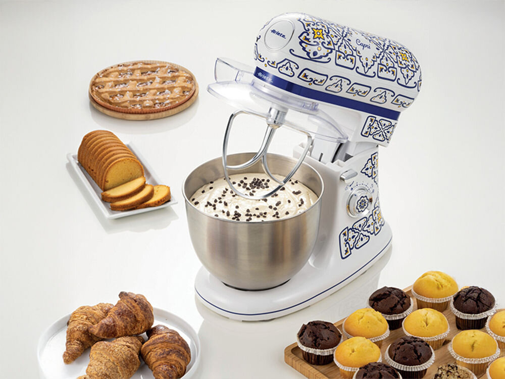 Robot kuchenny planetarny ARIETE 1588 Capri 2400W białe tło wypieki robot wzorzysta obudowa mieszadło masa w misce Końcówka do mieszania optymalne konsystencje dla nowicjuszy i wprawionych miłośników wypieków spełnienie oczekiwań z precyzją i łatwością obsługi praktyczny towarzysz Elegancja i funkcjonalność