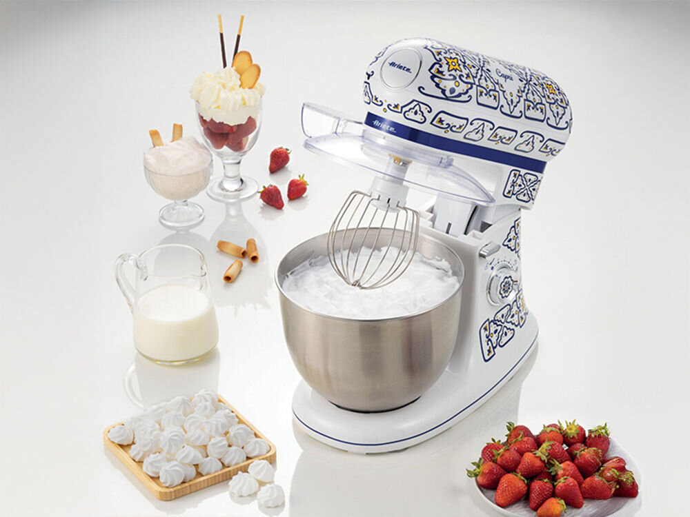Robot kuchenny planetarny ARIETE 1588 Capri 2400W białe tło wzorzysty robot mieszadło słodkości wokół urządzenia Końcówka do ubijania wysokie obroty szybkie równomierne przygotowanie bitej śmietany lub ubicie białek praktyczne precyzyjne urządzenie zadowalające efekty przy minimalnym wysiłku