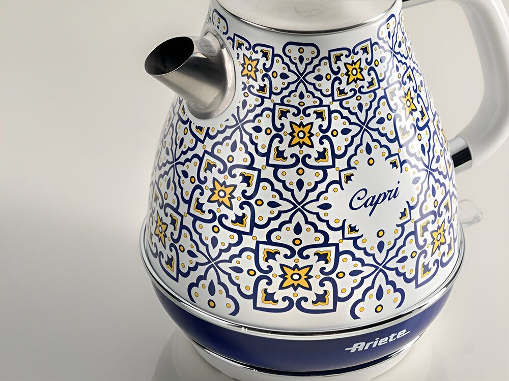 Czajnik ARIETE Capri 2869 jasne tło czajnik biało niebieska wzorzysta obudowa elementy żółtego włącznik dopracowane wzornictwo solidne wykonanie uchwyt typu soft touch metalowa konstrukcja Starannie dopracowane detale estetyczne wykończenie spełnia swoją praktyczną funkcję ozdoba każdej kuchni dla miłośników jakości i stylu