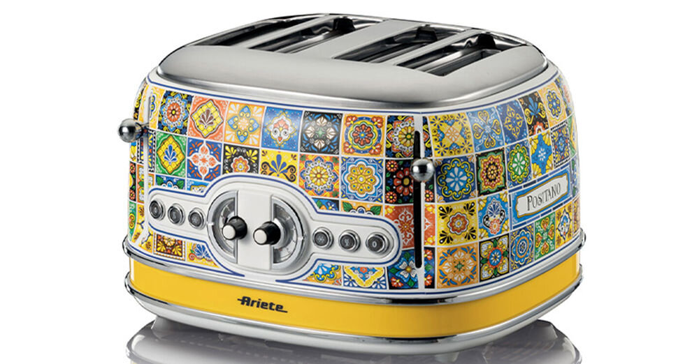 Toster Ariete 1560P toster stoi bokiem wzorzysta obudowa przyciski otwory nóżki jasne tło opiekanie czterech kanapek jednocześnie dwie niezależne strefy opiekania różnorodność funkcjonalny stylowy w każdej kuchni różne rodzaje tostów