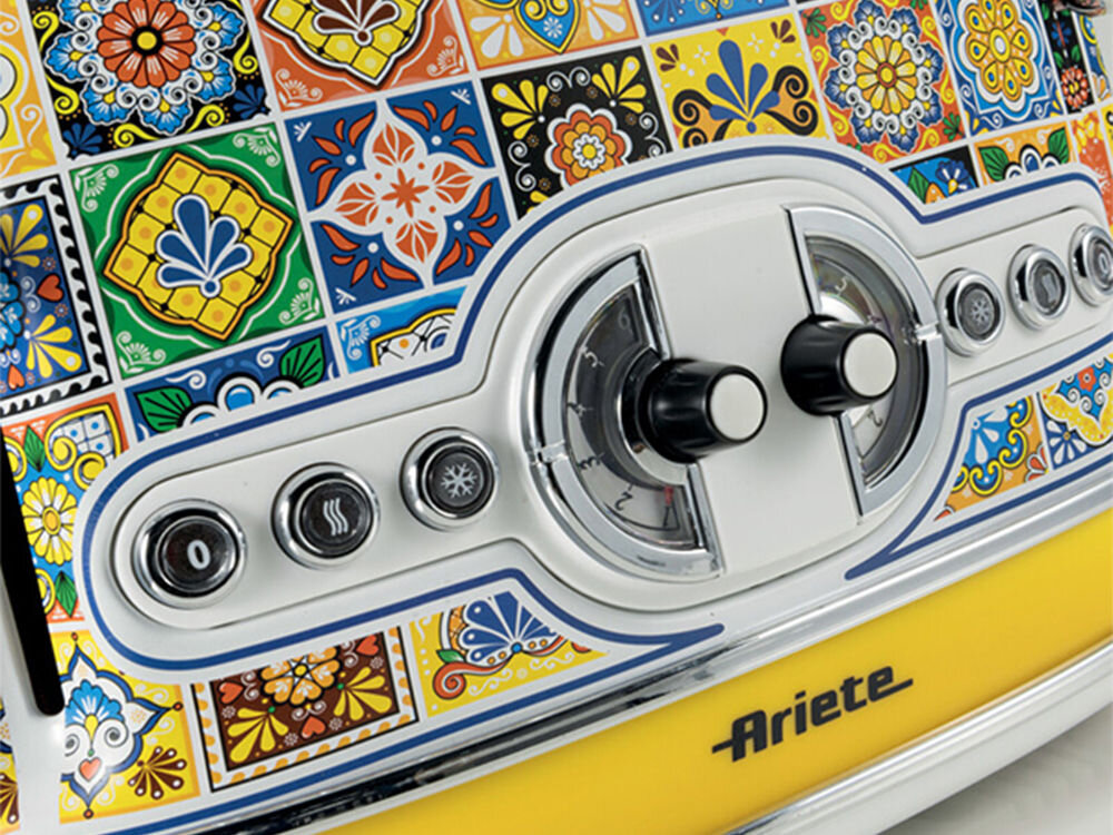 Toster Ariete 1560P jasne tło wzorzysty toster przyciski funkcjonalność i styl sześć poziomów opiekania dopasowanie stopnia wypieczenia Funkcja wyśrodkowania pieczywa równomierne opiekanie delikatnie rumiane tosty złociste, chrupiące kromki elegancja praktyczność