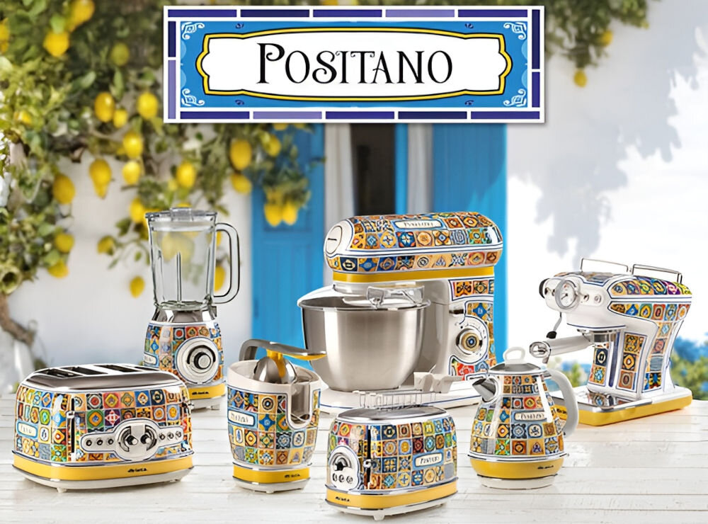 Wyciskarka do cytrusów ARIETE Positano 413 jasne tło na blacie sprzęty w biało niebiesko żółtej kolorystyce z mozaiką wyciskarka tostery blender robot planetarny ekspres czajnik Linia Positano włoska elegancja i praktyczność pastelowe barwy wybrzeża Amalfi radość elegancja słoneczny klimat Italii wyciskarki czajniki świeżość południowych Włoch włoska atmosfera piękno wyjątkowy charakter