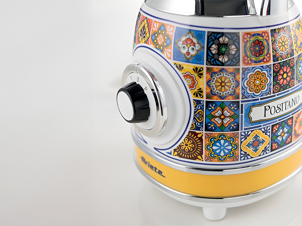 Blender kielichowy ARIETE 583 Positano jasne tło wzorzysta obudowa biało niebieska elementy żółtego pokrętło srebrno czarne 4-stopniowa regulacja prędkości dopasowanie trybu pracy delikatne składniki na smoothie twardy lód optymalne rezultaty wydajność solidny efektywny łatwy w obsłudze dla pasjonatów gotowania