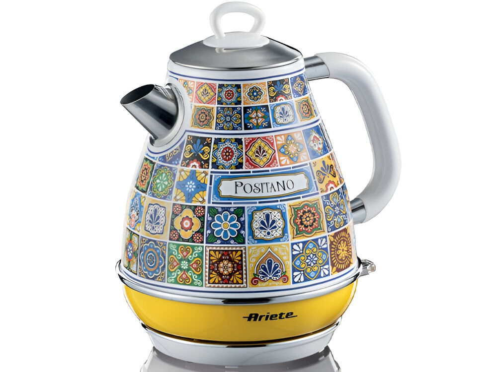 Czajnik ARIETE Positano 28690 czajnik stoi bokiem podstawka czajnik ze wzorzystą obudową pokrywka uchwyt żółto niebieska obudowa mozaika białe tło moc 2000 W zagotowanie wody w zaledwie kilka minut do przygotowania herbaty kawy gorącej czekolady ulubione napary ziołowe szybkie działanie gorący napój komfort wygoda