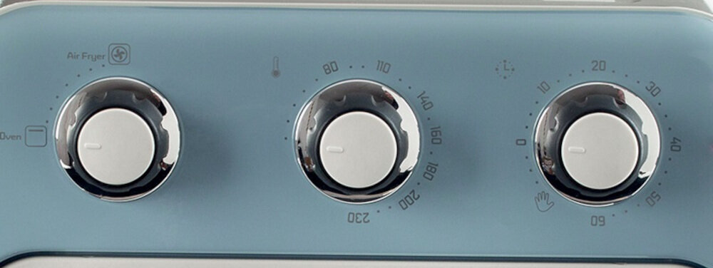 Panel sterowania w kolorze niebieskim z trzema pokrętłami i oznaczeniami temperatury oraz czasu. Widoczne napisy: \'Air Fryer\', \'Oven\'.
