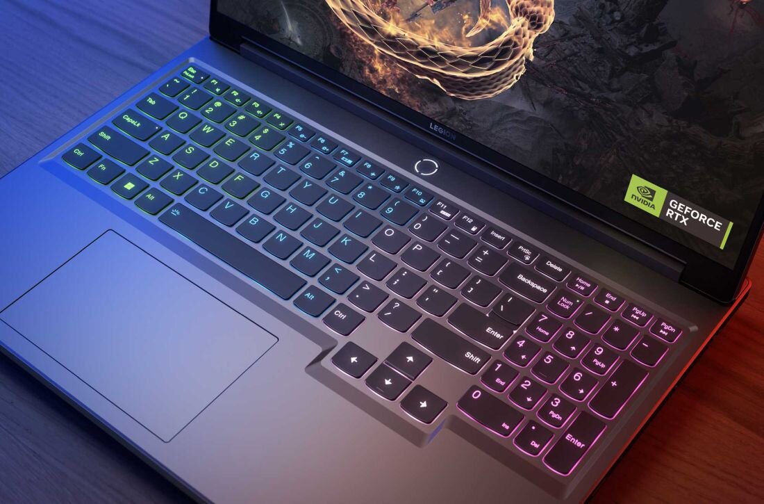 Laptop LENOVO Legion 5 - Klawiatura Legion TrueStrike na laptopie LENOVO Legion 5, wyróżniająca się kolorowym podświetleniem.