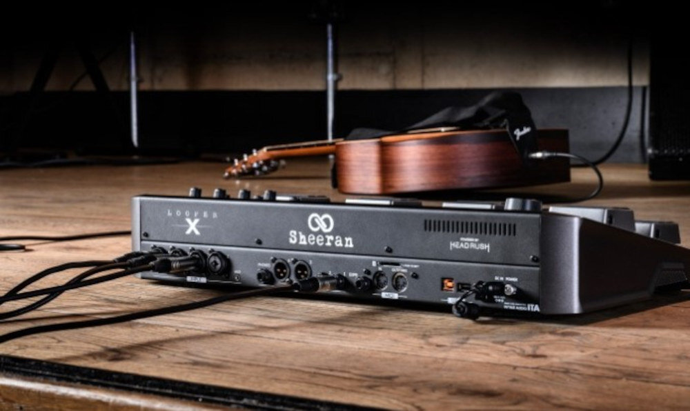 Looper HEADRUSH Sheeran Looper X - Pełna kompatybilność z innymi urządzeniami, yrządzenie leżace na podłodze, gitara w tle