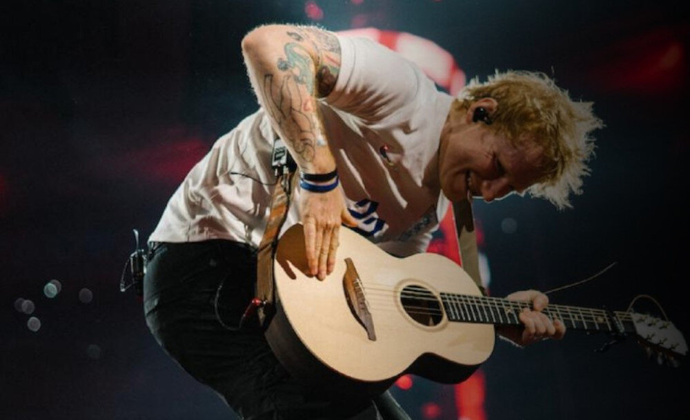 Looper HEADRUSH Sheeran Looper X - Współpraca z artystą, Ed Sheeran grający na gitarze