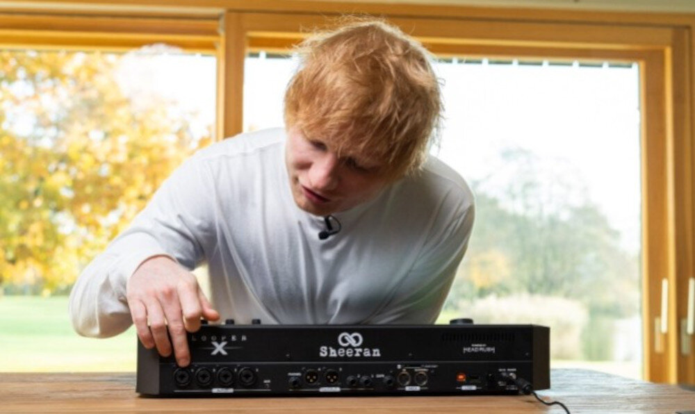 Looper HEADRUSH Sheeran Looper X - Wszechstronne opcje łączności, ed Sheeran pochylający się nad urządzeniem