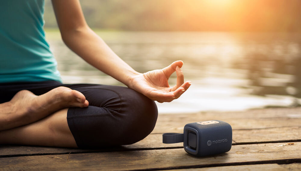 Głośnik mobilny MOTOROLA ROKR 300 - Słuchaj przez cały dzień, medytująca osoba na kładce obok głośnika mobilnego