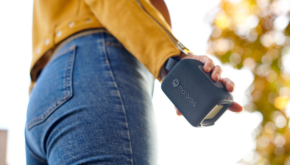 Głośnik mobilny MOTOROLA ROKR 300 - Muzyka, gdzie chcesz, osoba trzymająca w ręku głośnik mobilny