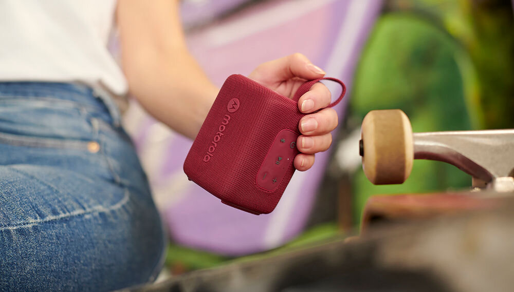 Głośnik mobilny MOTOROLA ROKR 300 - Mały, ale z mocą, osoba trzymająca głośnik mobilny w ręku