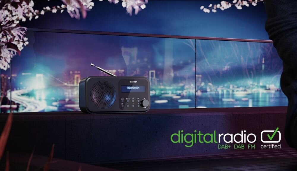 Radio SHARP DR-P421 FM DAB DAB+ Digital Radio Tick Mark szeroki wybór stacji, radio stojące na czarnym postumencie