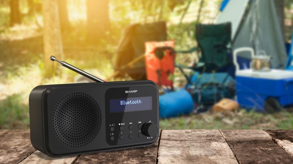 Radio SHARP DR-P421 pamięć 40 stacji ulubione stacje FM DAB, radio stojące na drewnianym stole