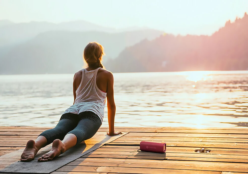 Głośnik mobilny MOTOROLA ROKR 600 - Muzyka, gdzie chcesz, osoba ćwicząca jogę, obok leży głośnik mobilny